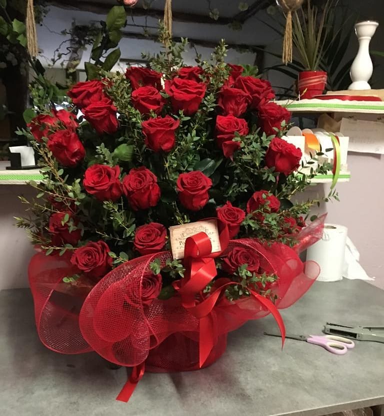 Composition de roses rouges pour une fête