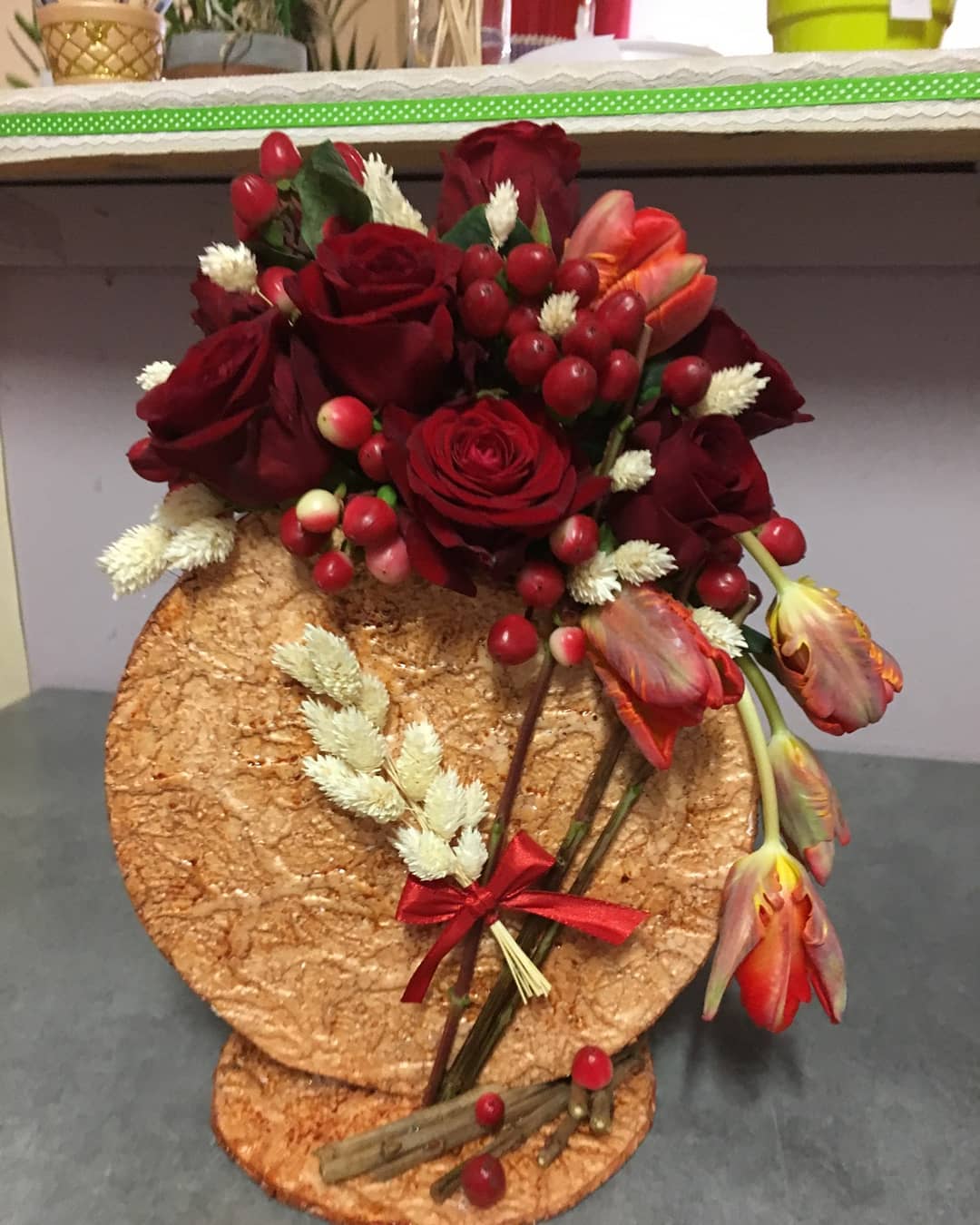 Composition de roses rouges sur cœur en osier