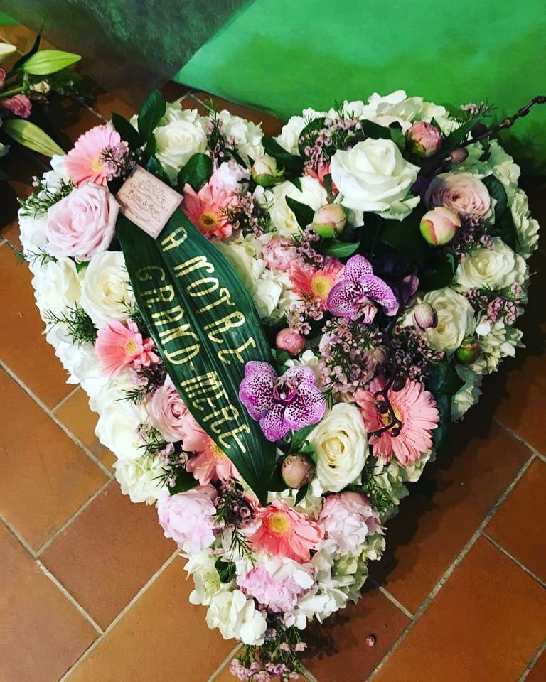 Cœur de deuil en roses et fleurs pastel