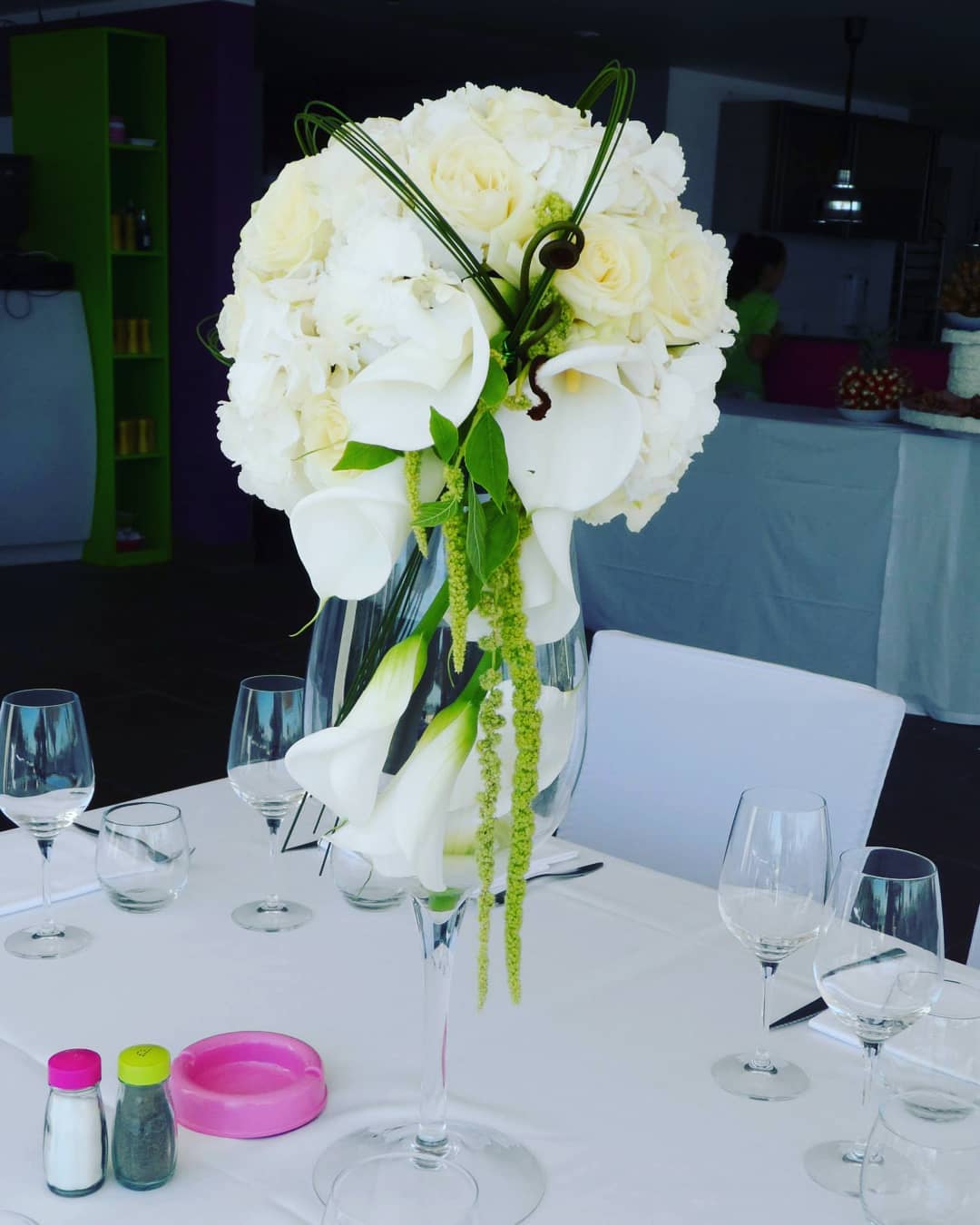 Centre de table de mariage, roses blanches et orchidées