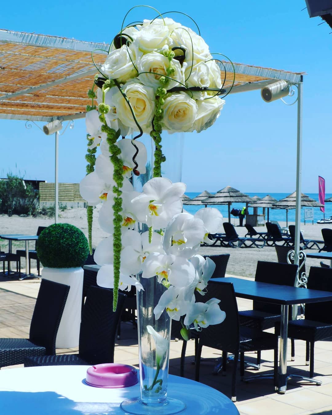 Composition florale de mariage en bord de mer